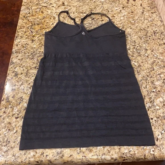 Lululemon tank with shelf bra size 6 - Picture 2 of 2